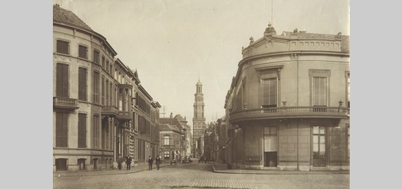 Hoek IJsselkade-Marspoortstraat, met aan de rechterzijde het Scheepvaarthuis, rond 1910.